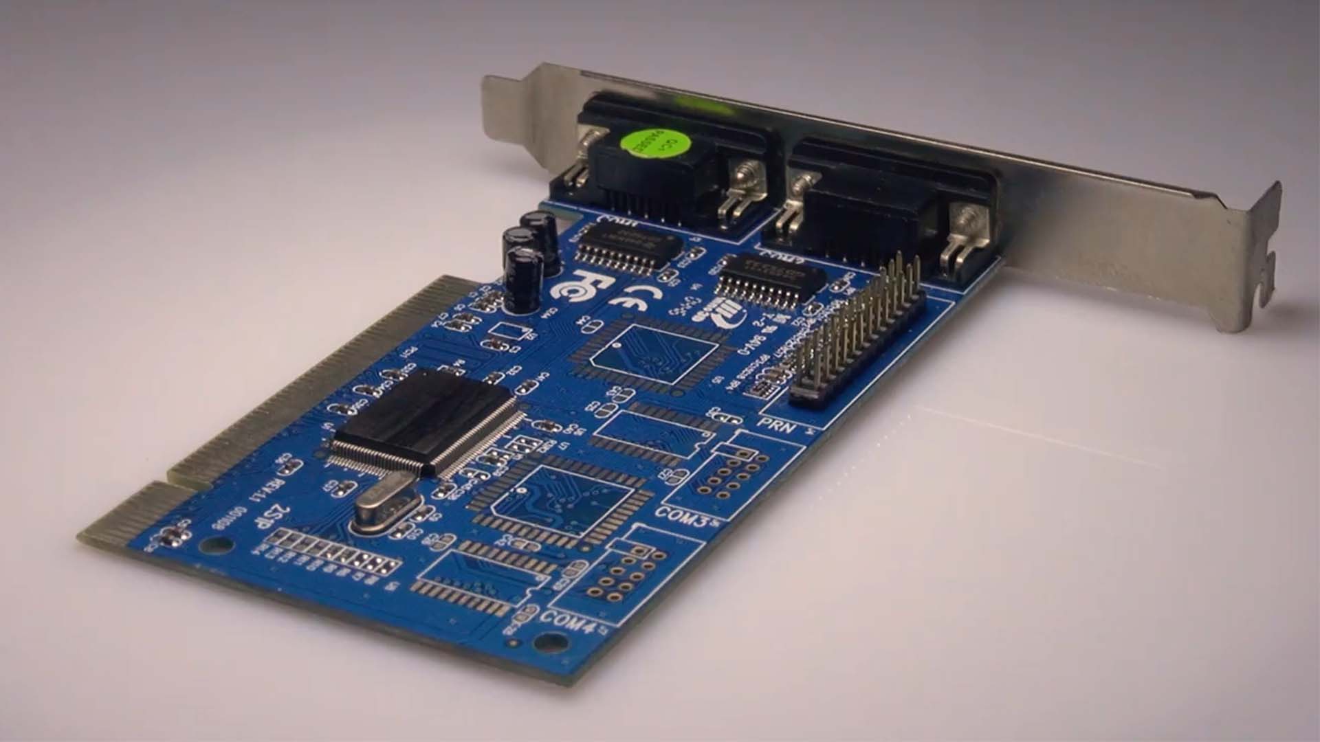 What factors affect the maximum transmission distance of RS232?